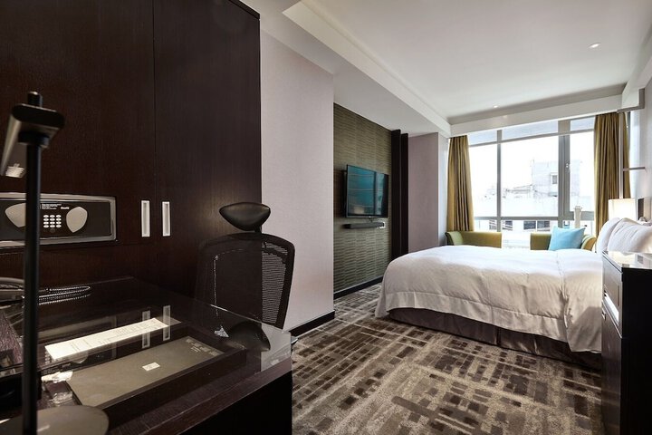 Room 11 of 28