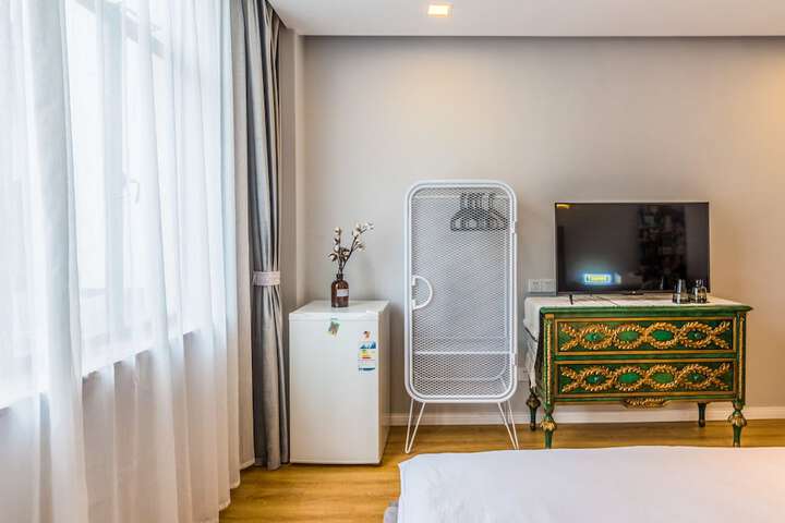 Room 10 of 28