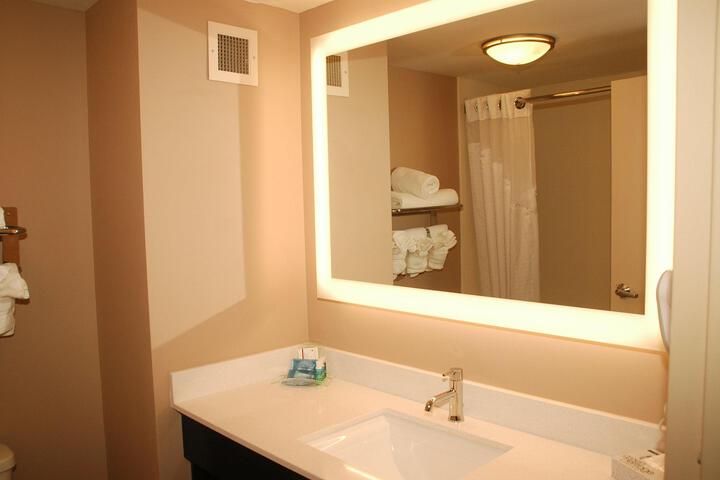 1 Queen Bed (4 of 16)