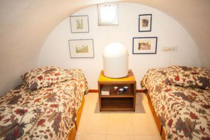 Room 10 of 32