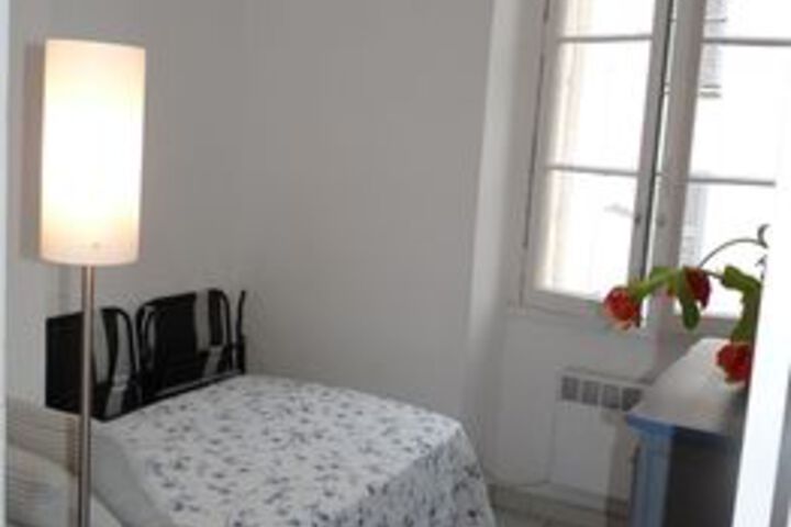 Room 10 of 28