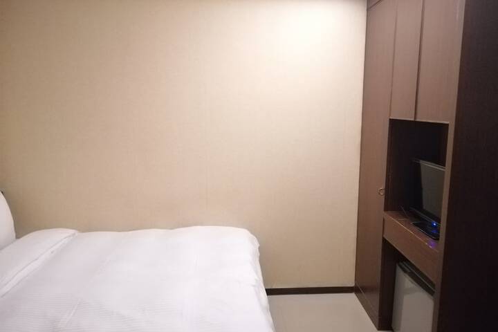Room 11 of 106