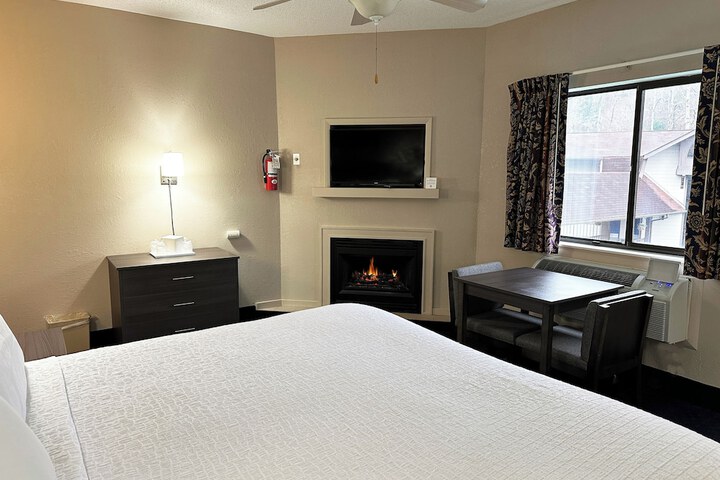 1 King Bed Deluxe No Pets (29 of 30)