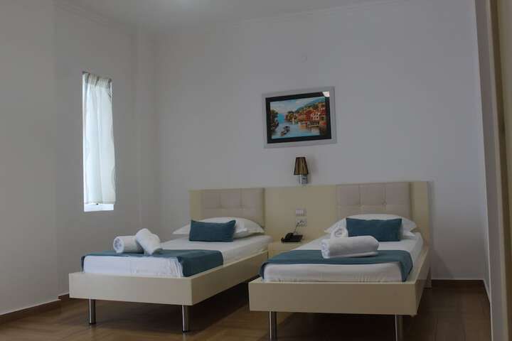Room 7 of 100