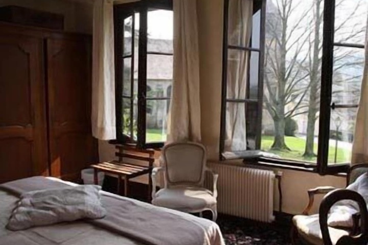 Room 27 of 77