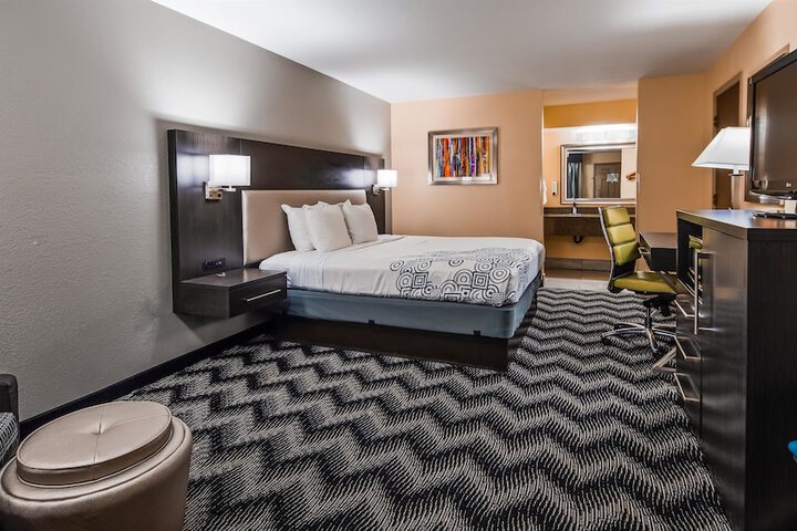 1 King Bed - Wireless High Speed Internet Accessible Microwave and Refrigerator, Coffee Mak (17 of 23)