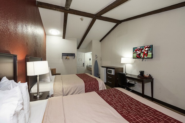 Deluxe Queen Bed Accessible (5 of 24)