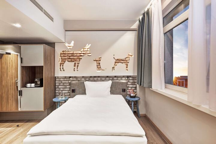 Room 21 of 34