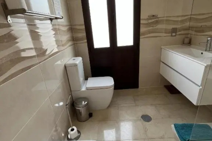Room 6 of 12