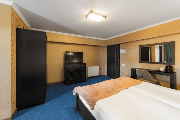 Room 11 of 104