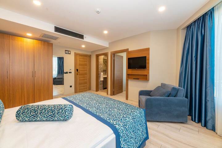 Room 13 of 32