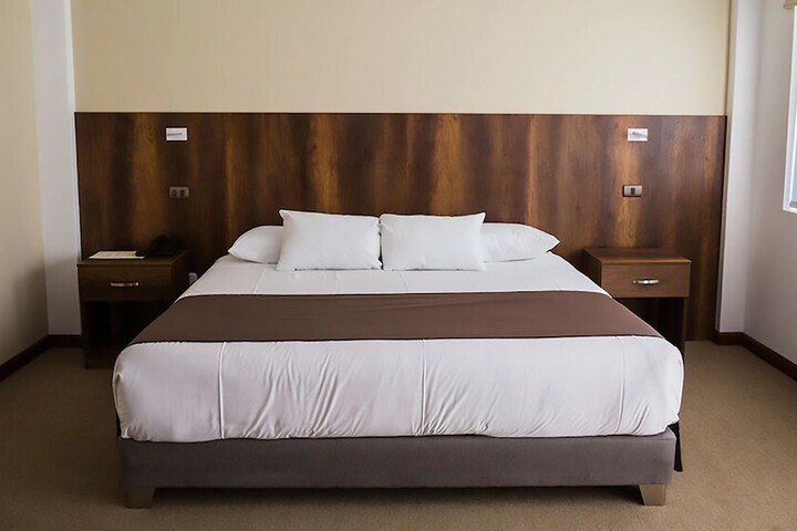 Room 6 of 33