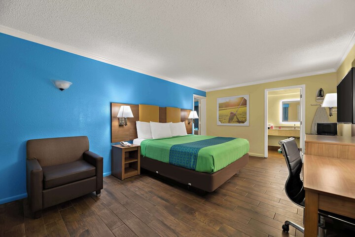 1 King Accessible Roll in Shower Microwave, Refrigerator, Continental Breakfast (13 of 14)