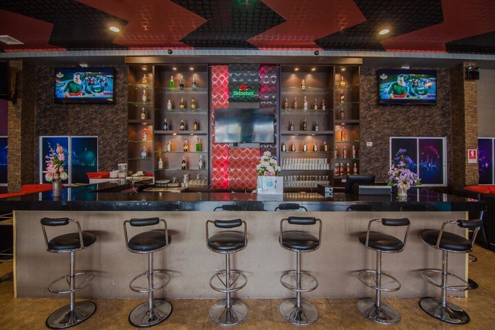 Lounge 11 of 30