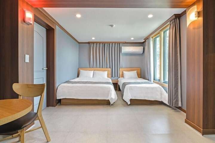 Room 10 of 27