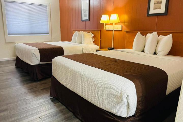 1 Queen Bed (2 of 9)