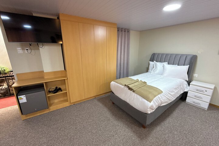 Room 6 of 100