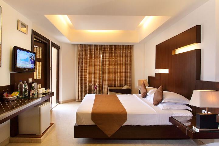 Room 10 of 76