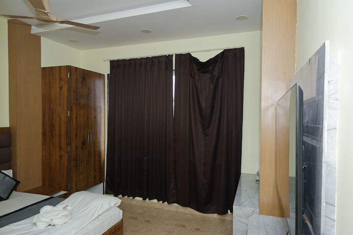 Room 9 of 18