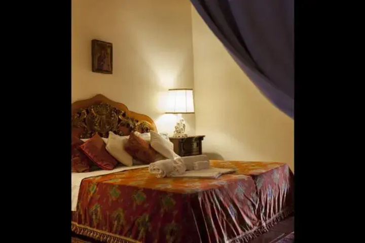 Room 4 of 12