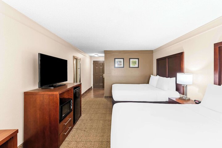 2 Queen Beds Accessible (3 of 9)
