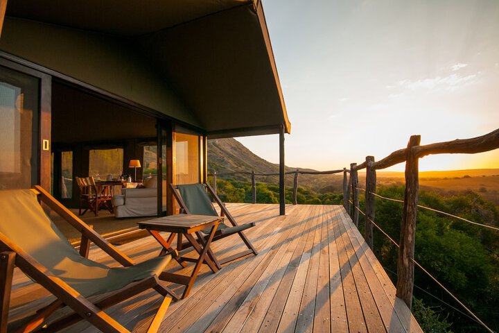 Exterior of HillsNek Safari Camp - Amakhala Game Reserve