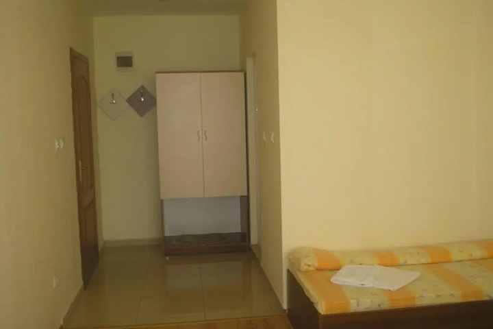 Room 5 of 11