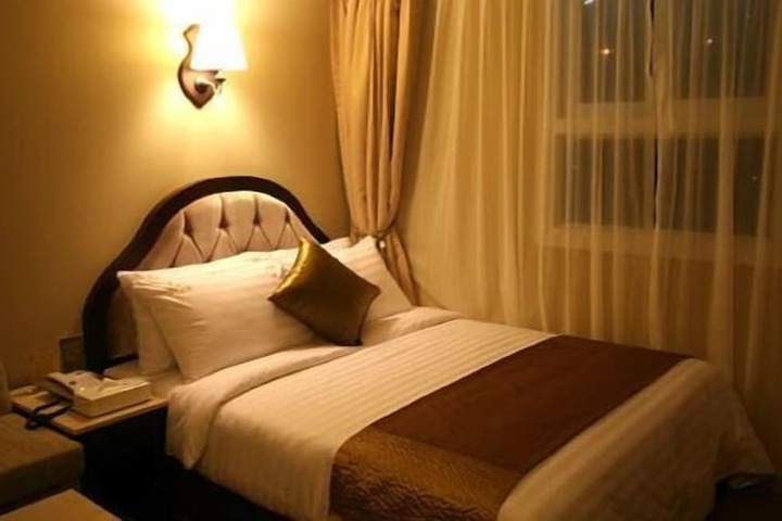 Room 6 of 10