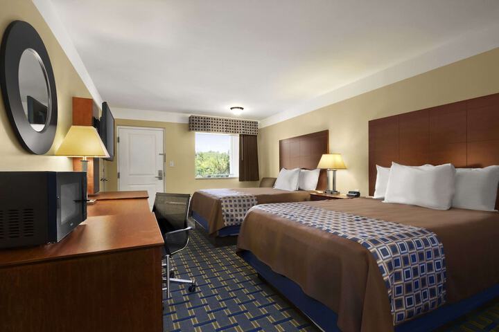 2 Queen Beds (3 of 6)