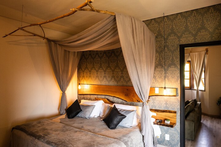Room 4 of 37