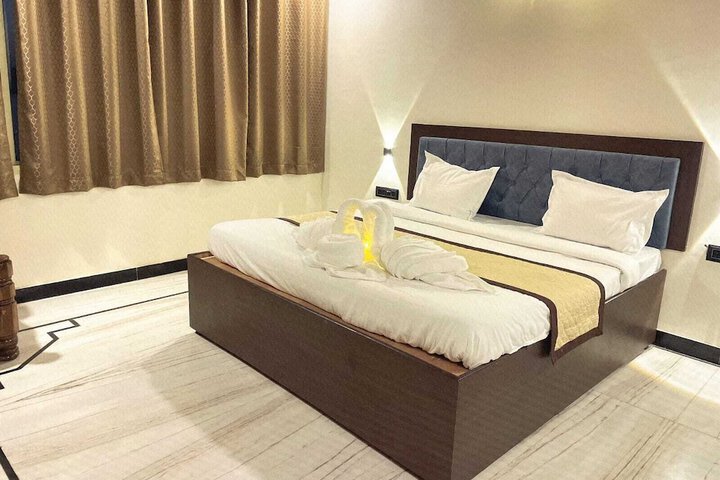 Room 2 of 9