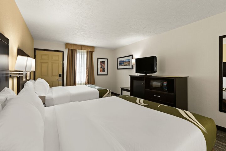 2 Queen Beds (9 of 12)