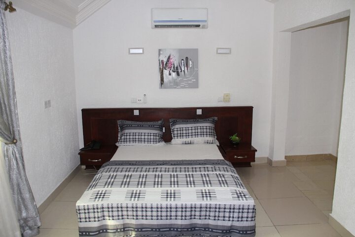 Room 33 of 156