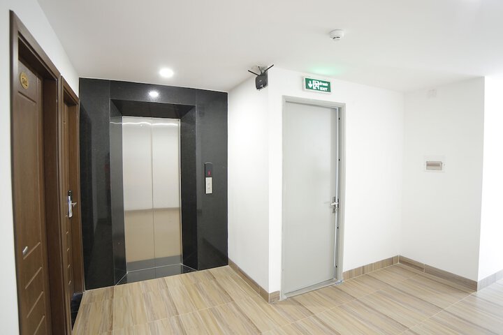 Ballroom/Hall 17 of 18