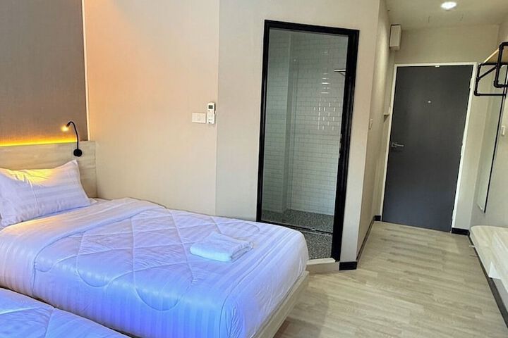 Room 6 of 28