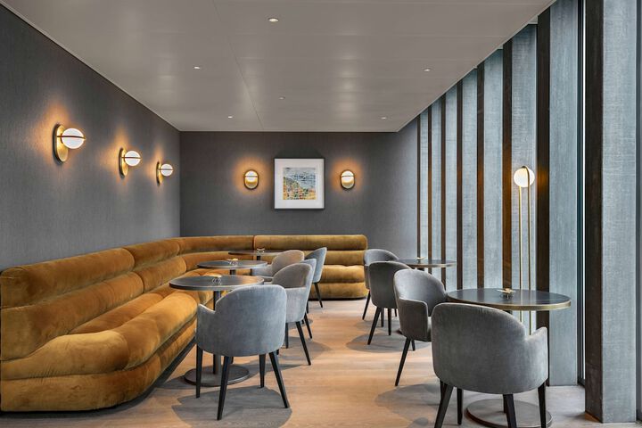 Lounge 103 of 125