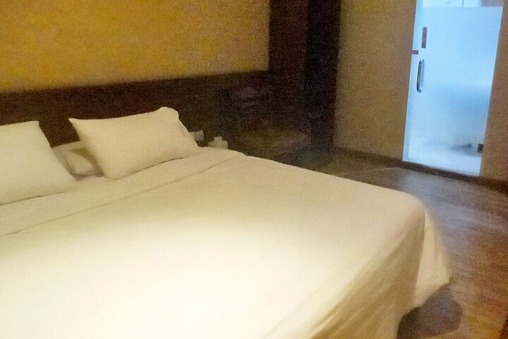 Room 5 of 11