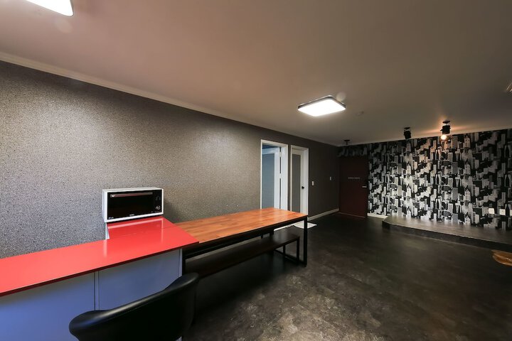 Room 32 of 64