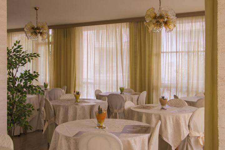Dining 16 of 32