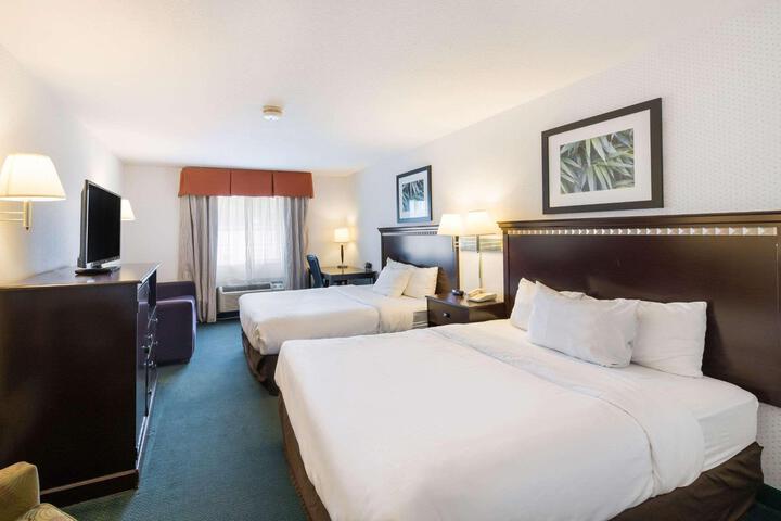 1 Queen Bed (6 of 28)