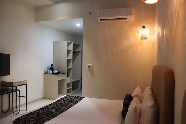 Room 35 of 142