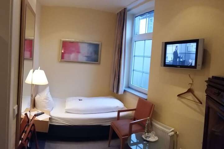 Room 27 of 100
