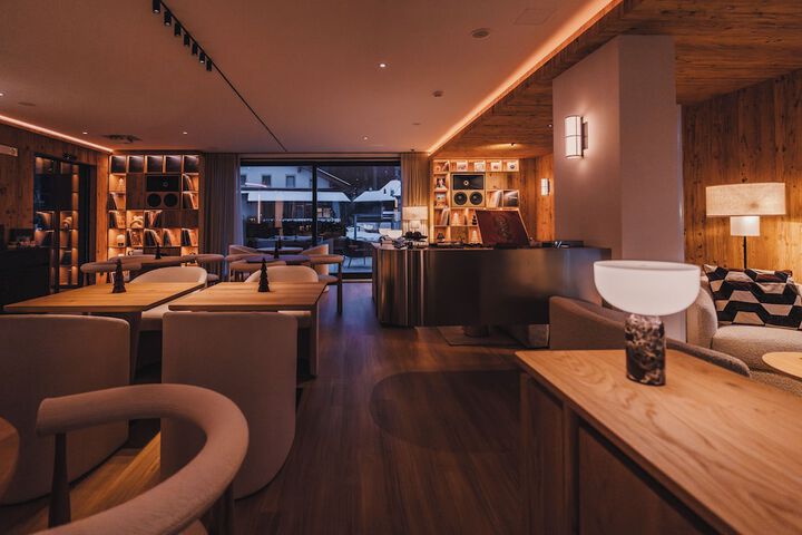 Lounge 131 of 147