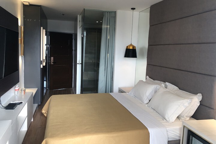 Room 8 of 43