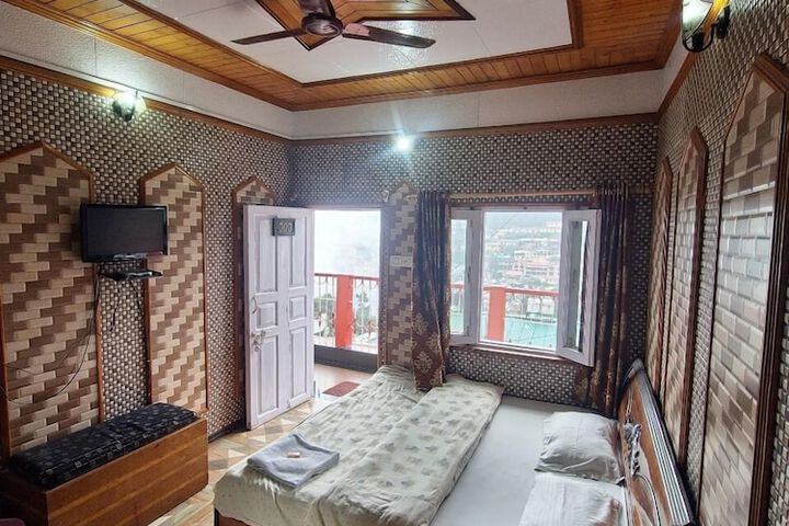 Room 8 of 11