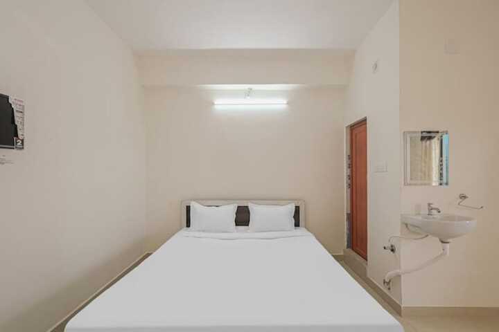 Room 4 of 12