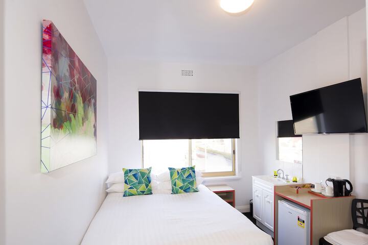 Room 3 of 28