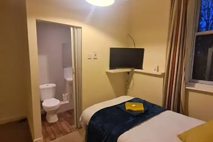 Room 2 of 6
