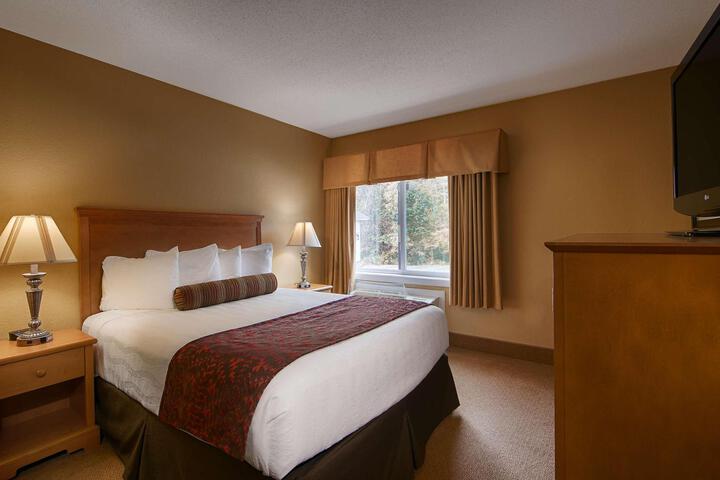 1 Queen Bed Nopet Wireless High Speed Coffee Maker Microfridge, Iron Full Breakfast (6 of 13)
