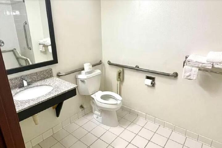 2 Queen Beds Microwave and Refrigerator WiFi Continental Breakfast (4 of 8)